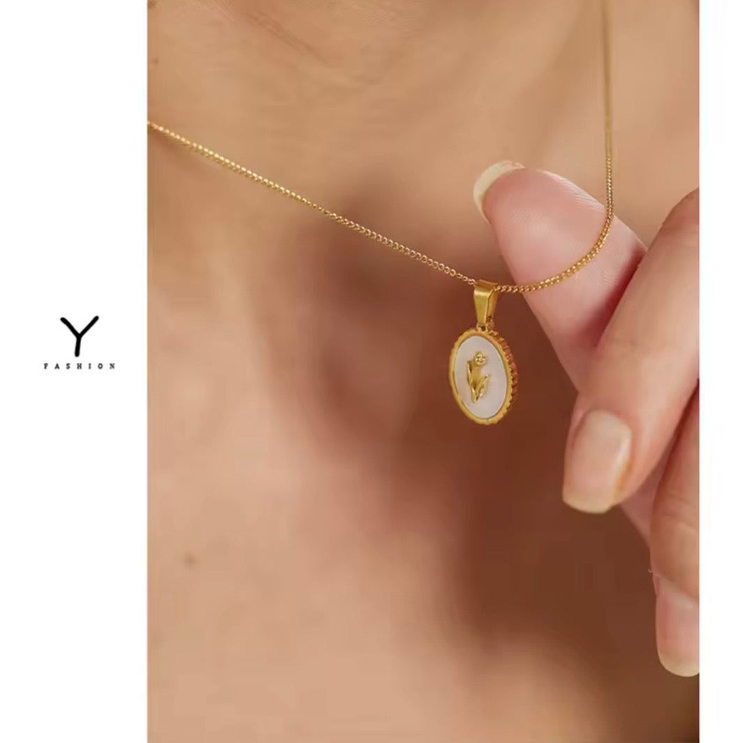 Round Shell Flower Pendant Necklace
