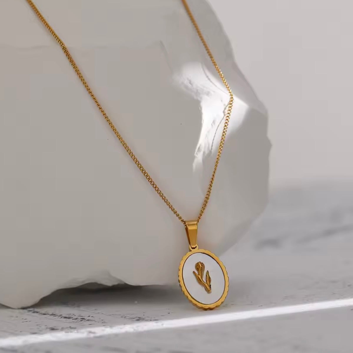 Round Shell Flower Pendant Necklace